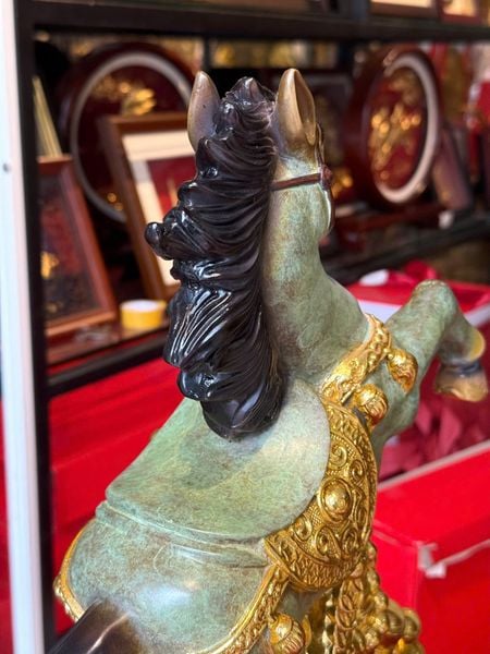 Tượng ngựa mạ vàng bằng đồng patina dát vàng điểm