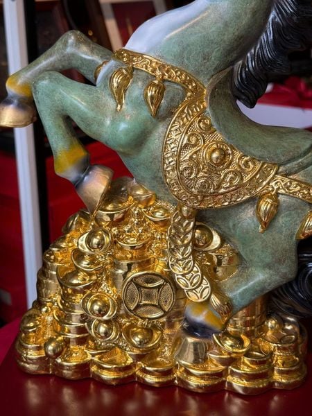 Tượng ngựa mạ vàng bằng đồng patina dát vàng điểm