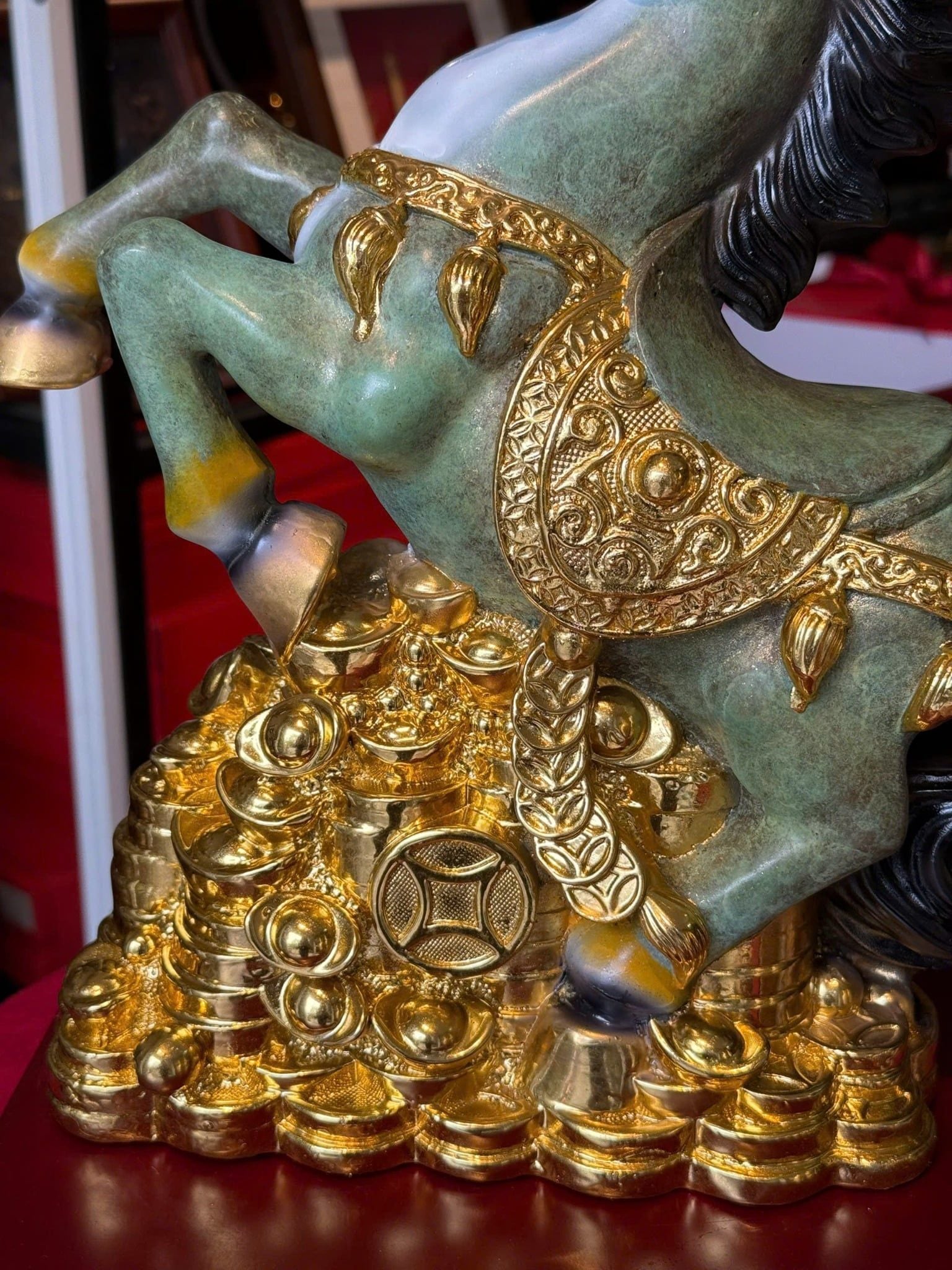 Tượng ngựa mạ vàng bằng đồng patina dát vàng điểm