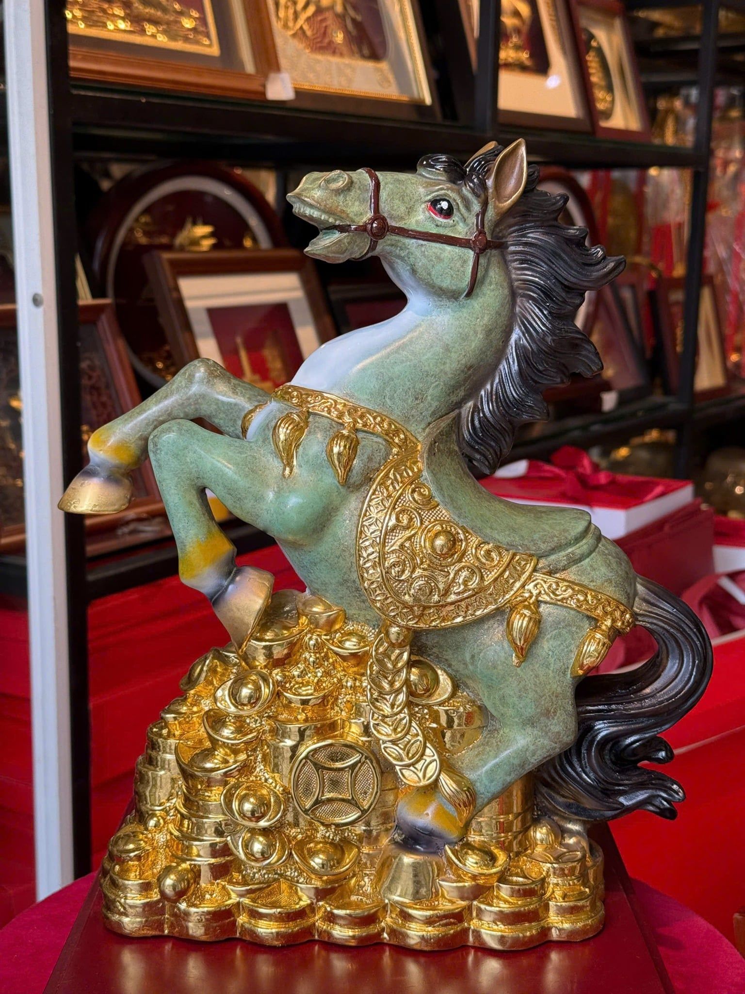 Tượng ngựa mạ vàng bằng đồng patina dát vàng điểm