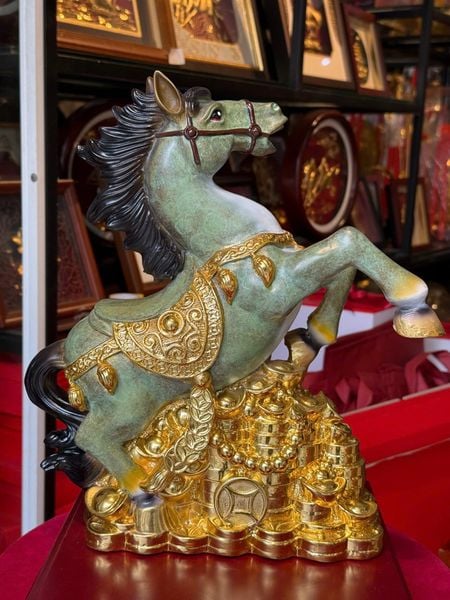 Tượng ngựa mạ vàng bằng đồng patina dát vàng điểm