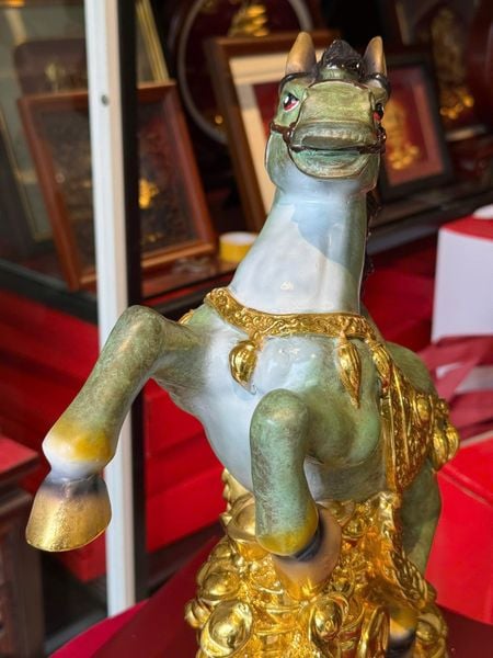 Tượng ngựa mạ vàng bằng đồng patina dát vàng điểm