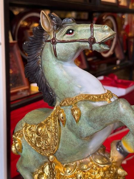 Tượng ngựa mạ vàng bằng đồng patina dát vàng điểm