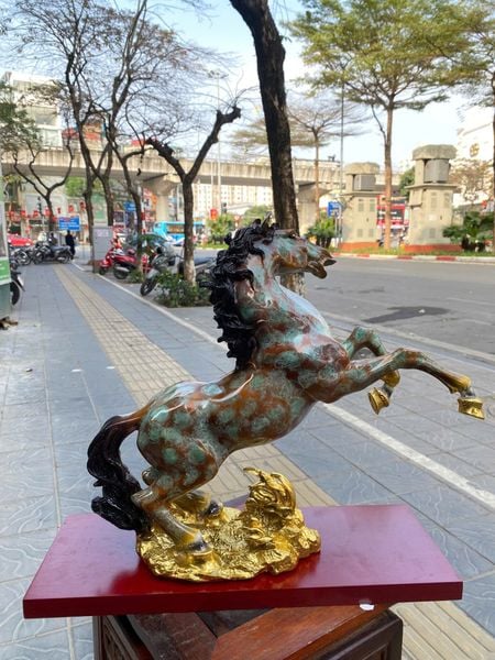 Tượng ngựa bằng đồng cao 45cm patina vân hỏa biến độc bản chỉ có tại Đồng Phong Thủy