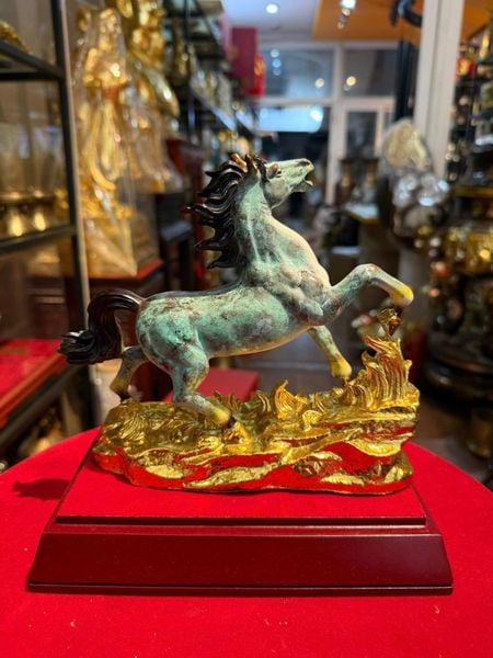 Tượng ngựa bằng đồng patina dát điểm vàng