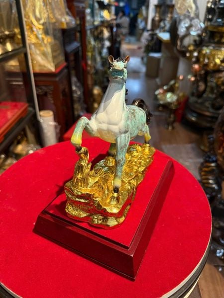 Tượng ngựa bằng đồng patina dát điểm vàng