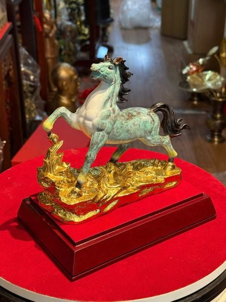 Tượng ngựa bằng đồng patina dát điểm vàng