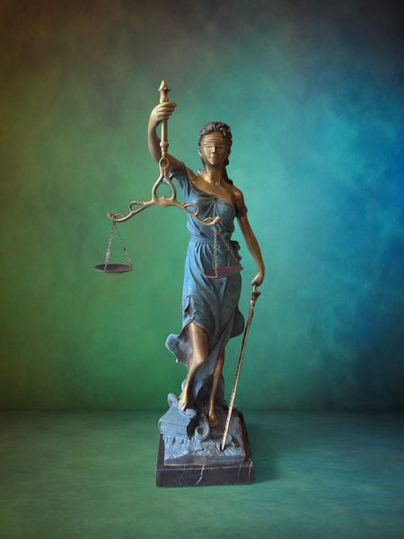 Tượng nữ thần công lý bằng đồng