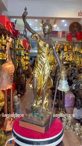 Tượng Nữ Thần Công Lý bằng đồng dát vàng