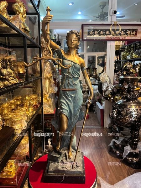 Tượng nữ thần công lý bằng đồng