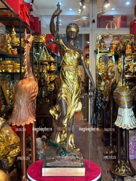 Tượng Nữ Thần Công Lý bằng đồng dát vàng