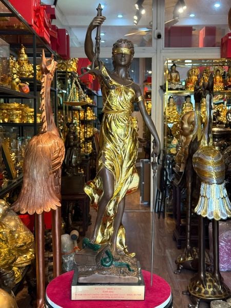 Tượng Nữ Thần Công Lý bằng đồng dát vàng