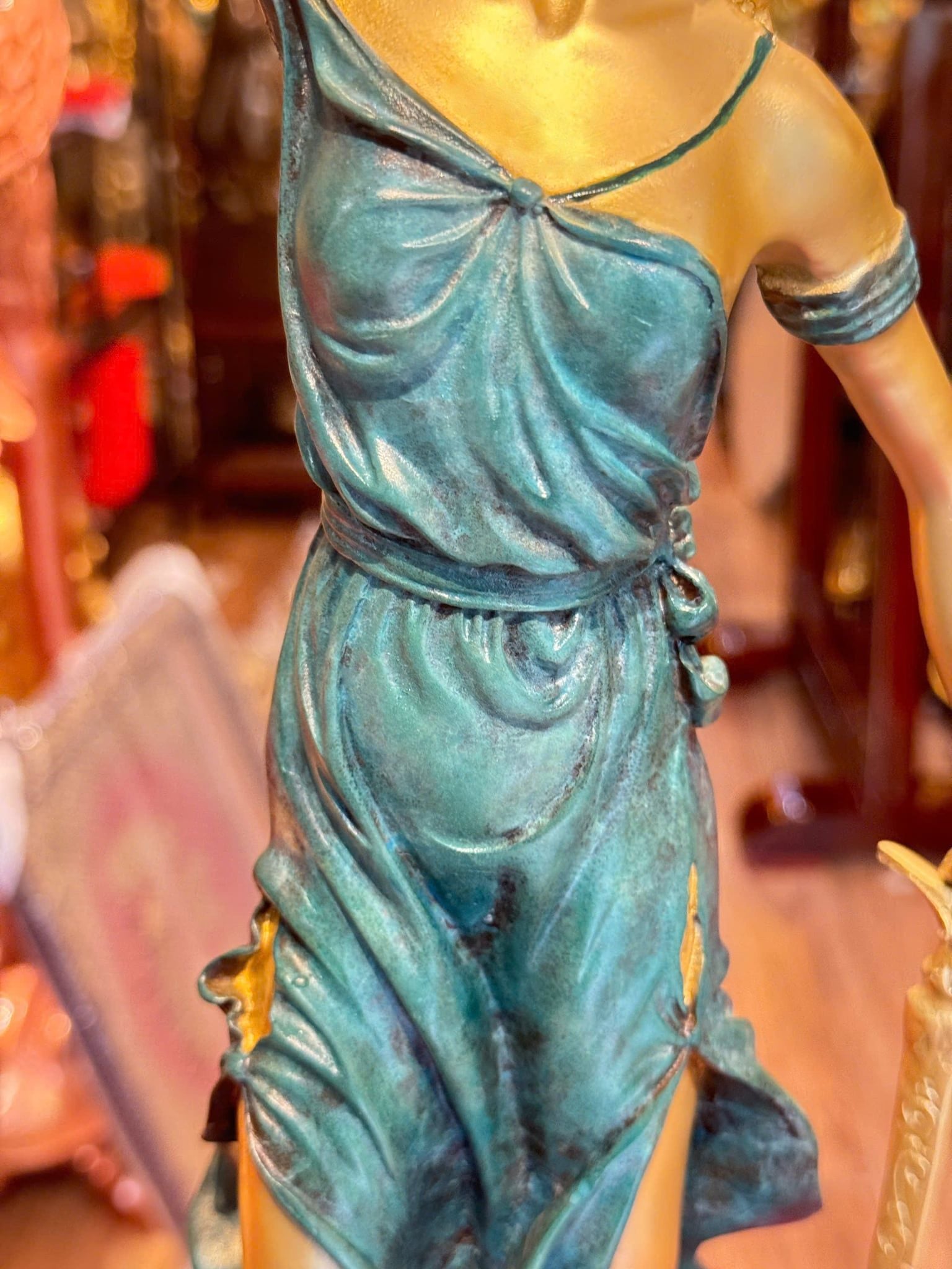 Tượng nữ thần công lý bằng đồng