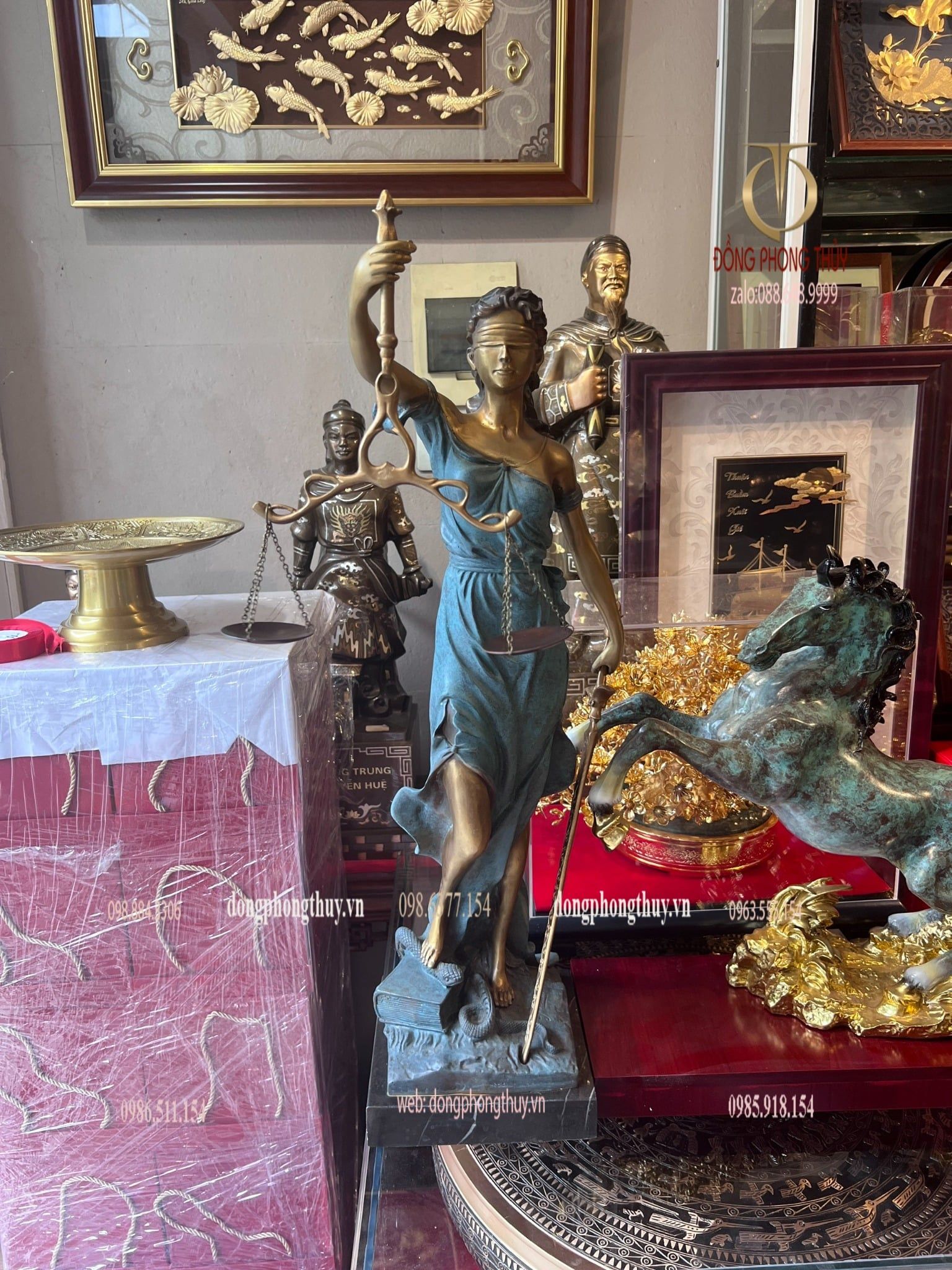 Tượng nữ thần công lý bằng đồng