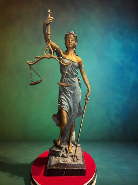 Tượng nữ thần công lý bằng đồng