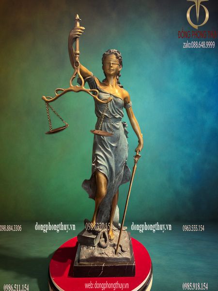 Tượng nữ thần công lý bằng đồng