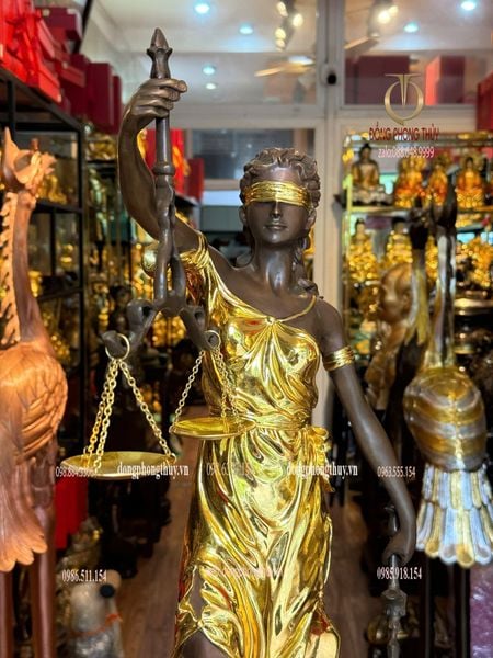 Tượng Nữ Thần Công Lý bằng đồng dát vàng