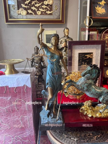 Tượng nữ thần công lý bằng đồng