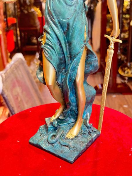 Tượng nữ thần công lý bằng đồng