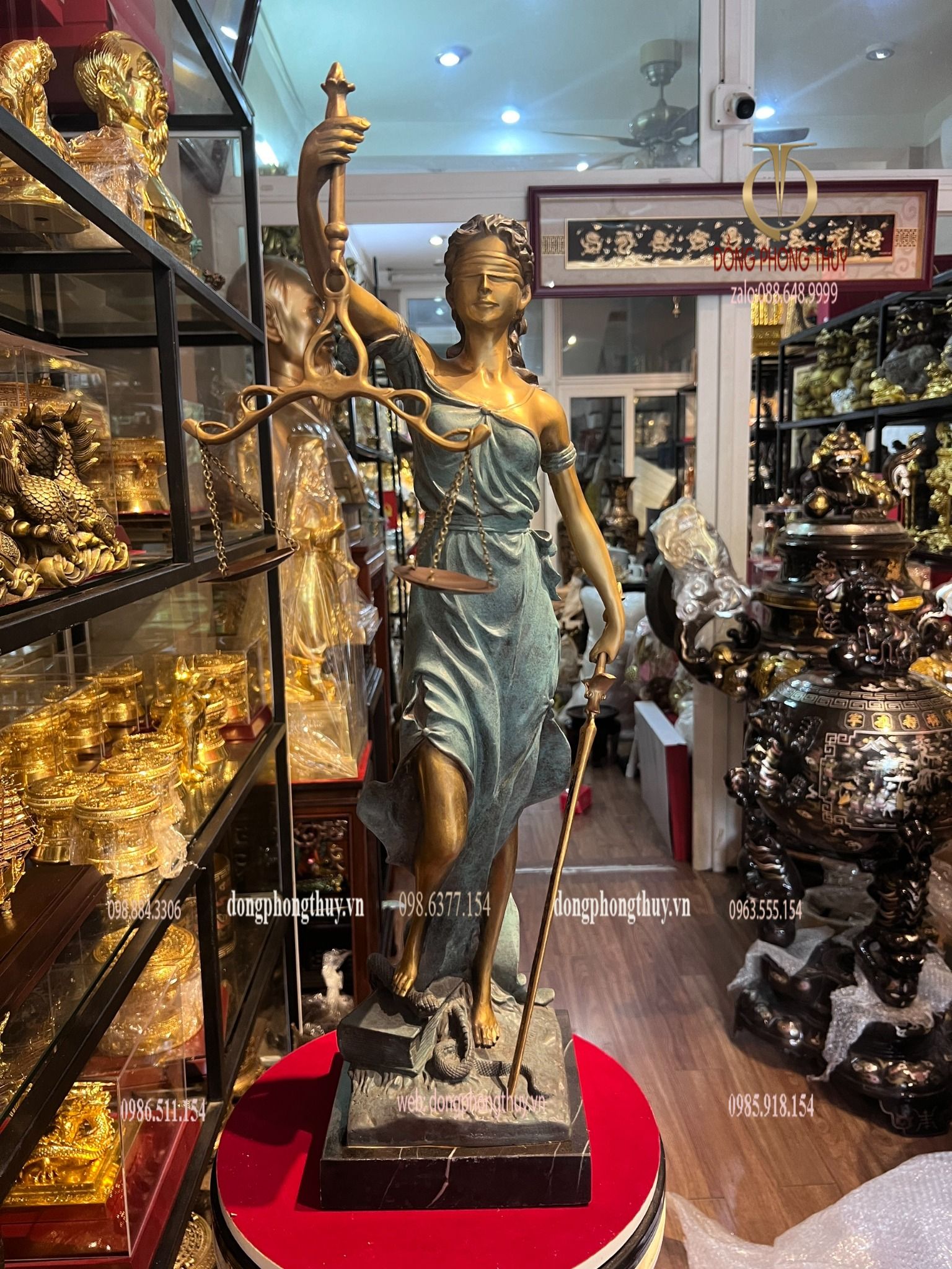 Tượng nữ thần công lý bằng đồng