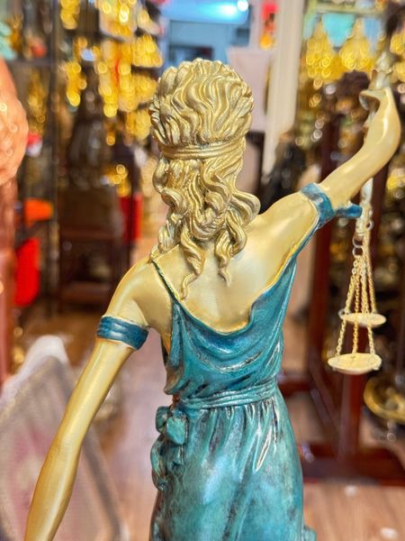 Tượng nữ thần công lý bằng đồng