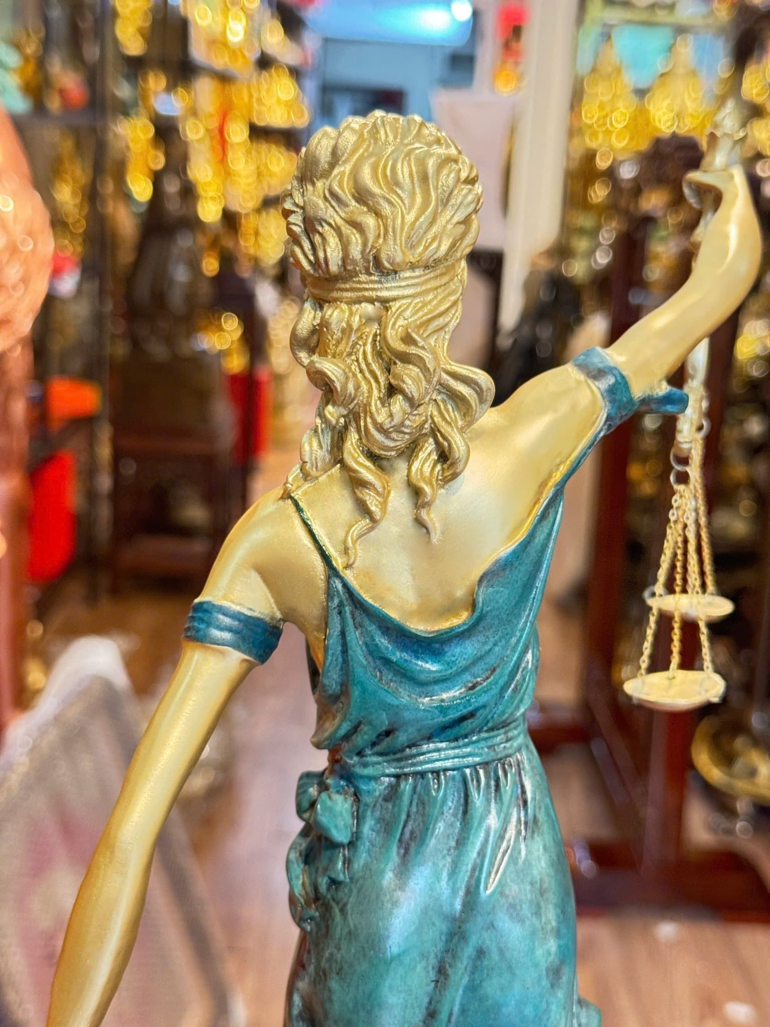 Tượng nữ thần công lý bằng đồng