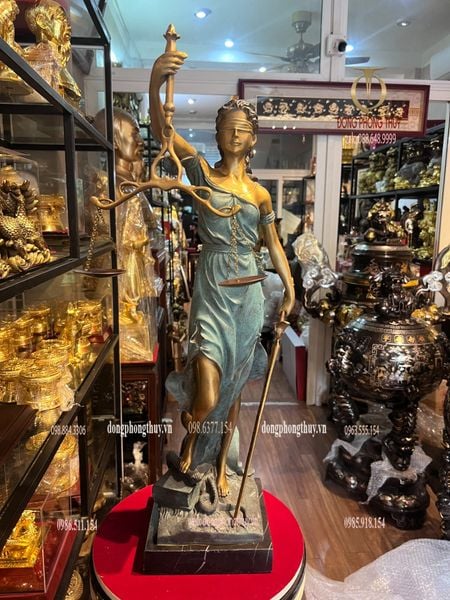 Tượng nữ thần công lý bằng đồng