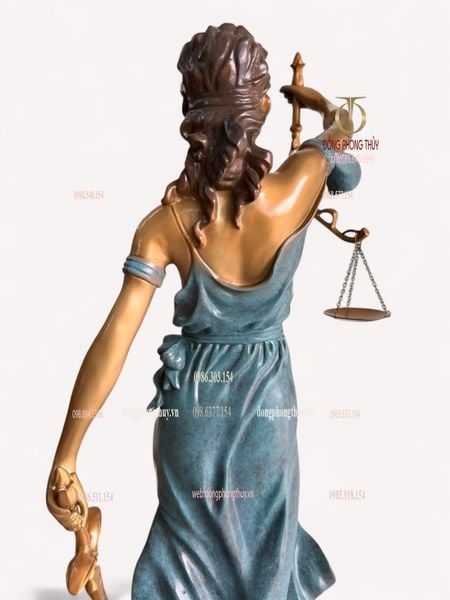 Tượng nữ thần công lý bằng đồng
