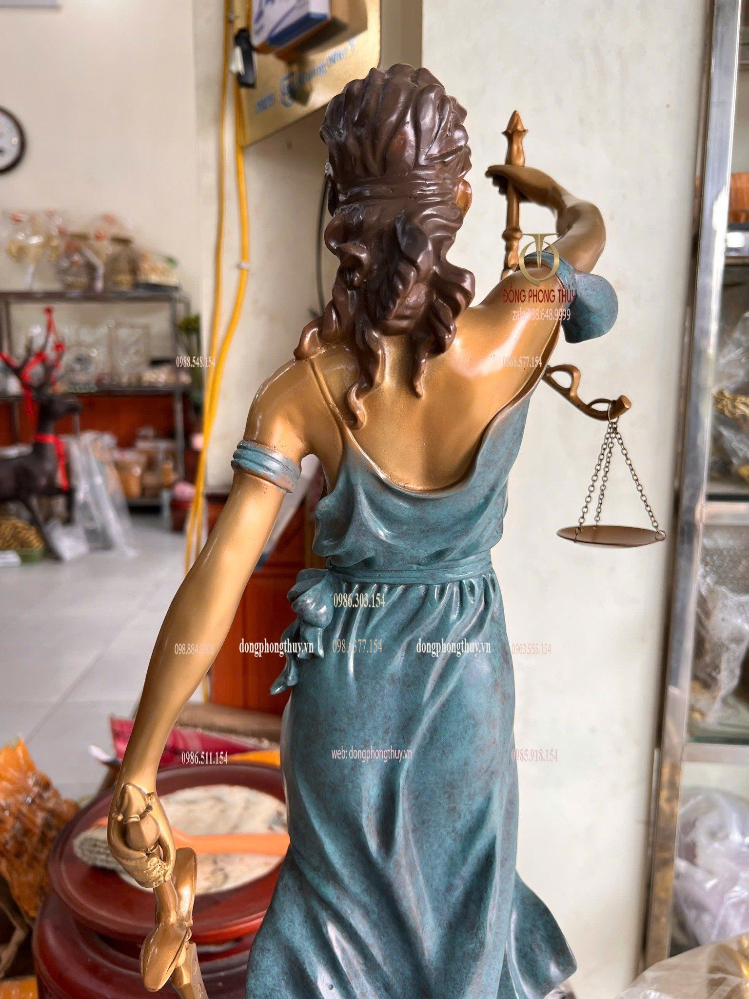 Tượng nữ thần công lý bằng đồng