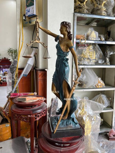 Tượng nữ thần công lý bằng đồng