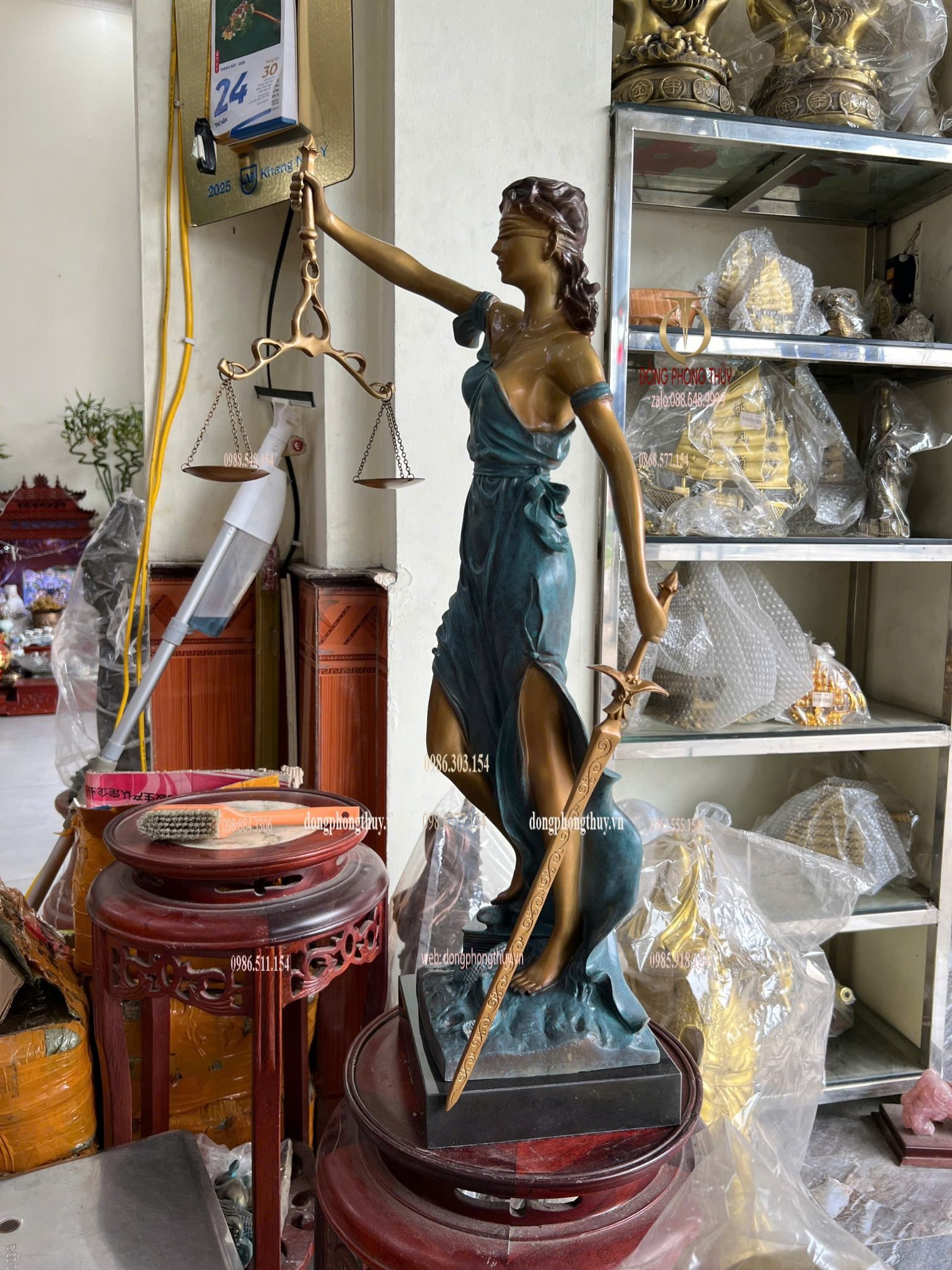 Tượng nữ thần công lý bằng đồng
