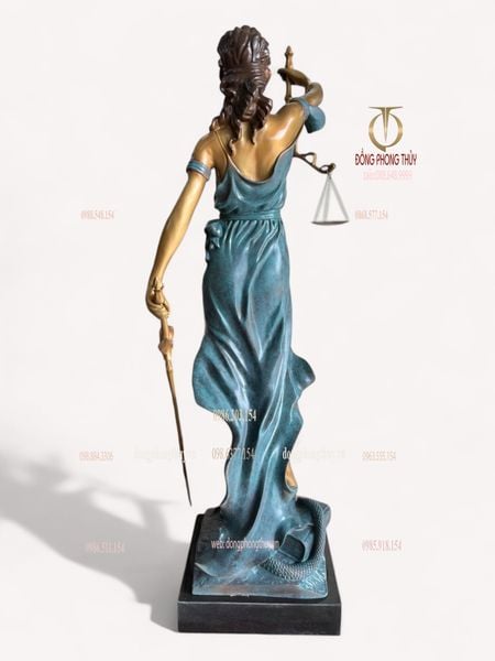 Tượng nữ thần công lý bằng đồng