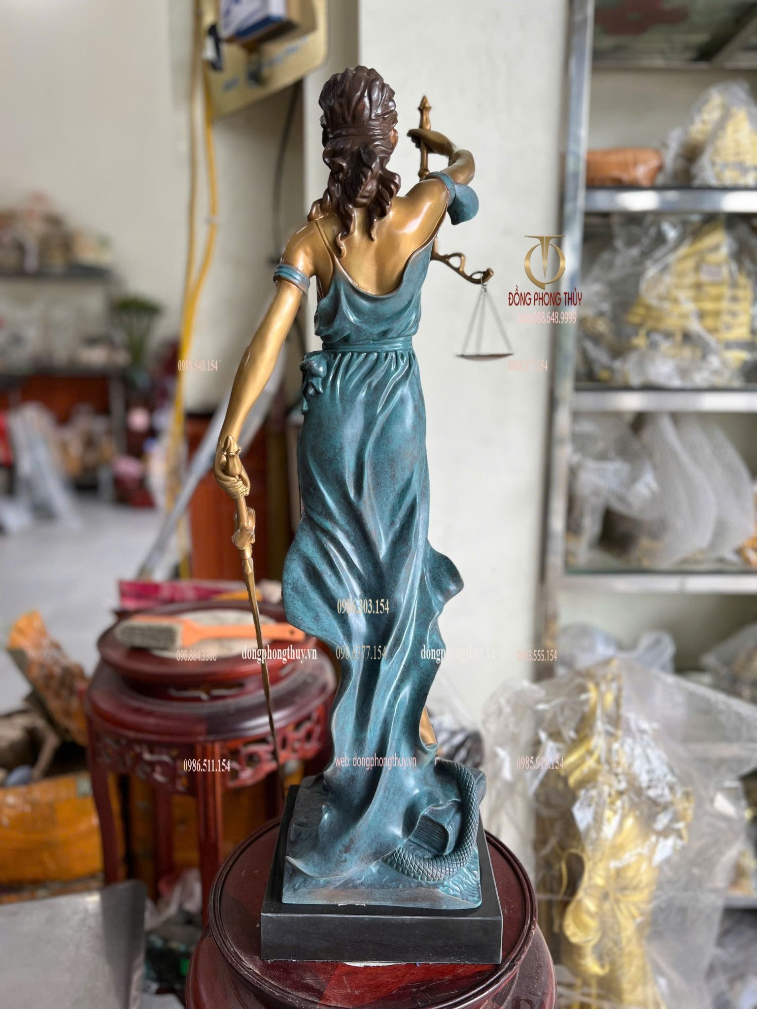 Tượng nữ thần công lý bằng đồng