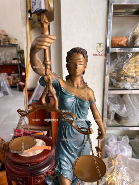 Tượng nữ thần công lý bằng đồng