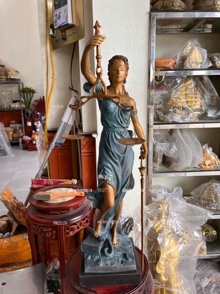 Tượng nữ thần công lý bằng đồng