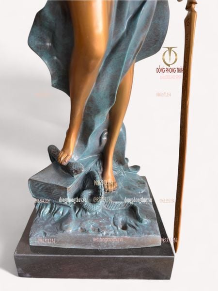 Tượng nữ thần công lý bằng đồng