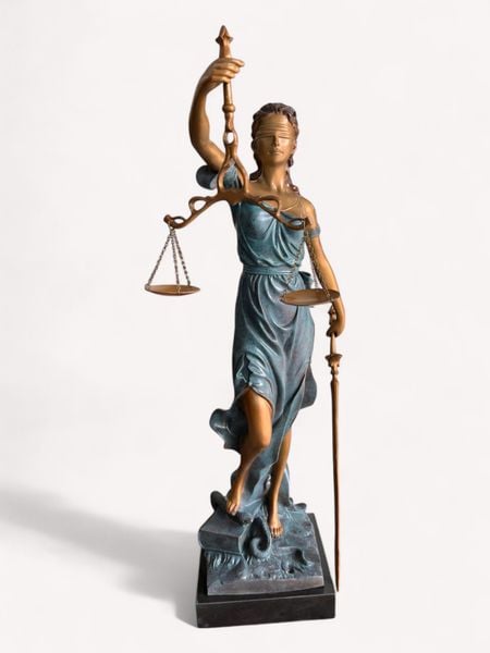 Tượng nữ thần công lý bằng đồng