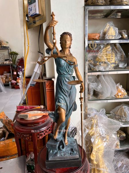 Tượng nữ thần công lý bằng đồng
