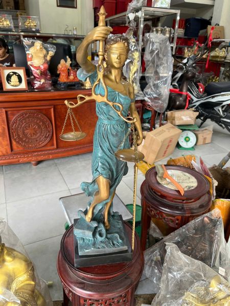 Tượng nữ thần công lý bằng đồng