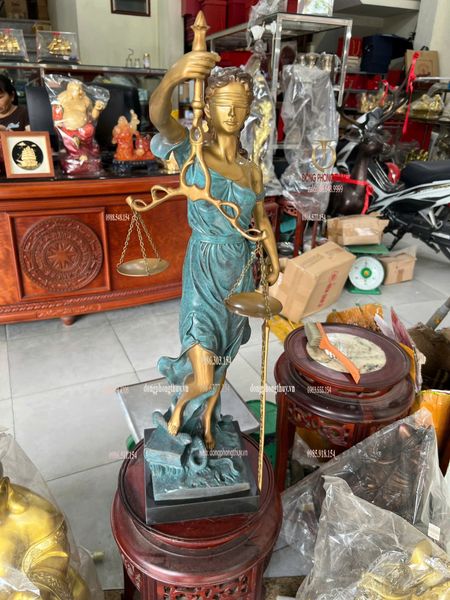 Tượng nữ thần công lý bằng đồng