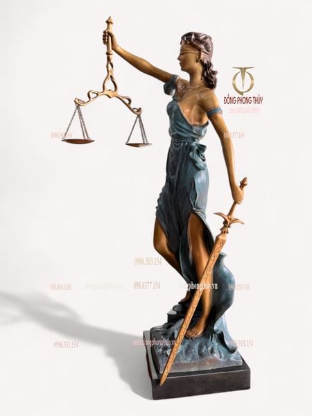Tượng nữ thần công lý bằng đồng