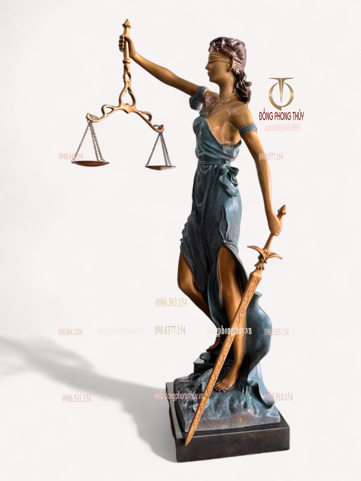 Tượng nữ thần công lý bằng đồng