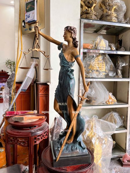 Tượng nữ thần công lý bằng đồng