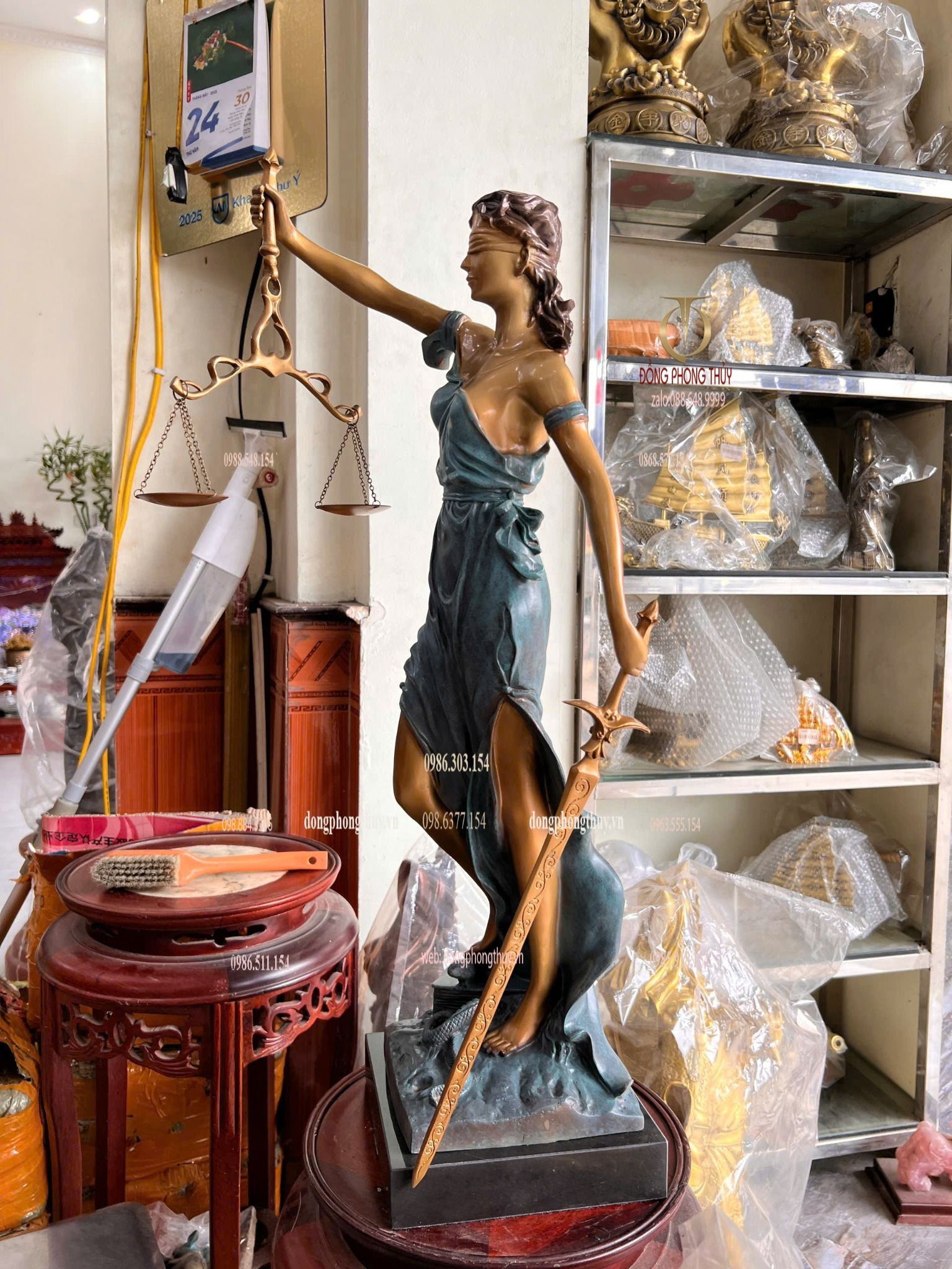 Tượng nữ thần công lý bằng đồng