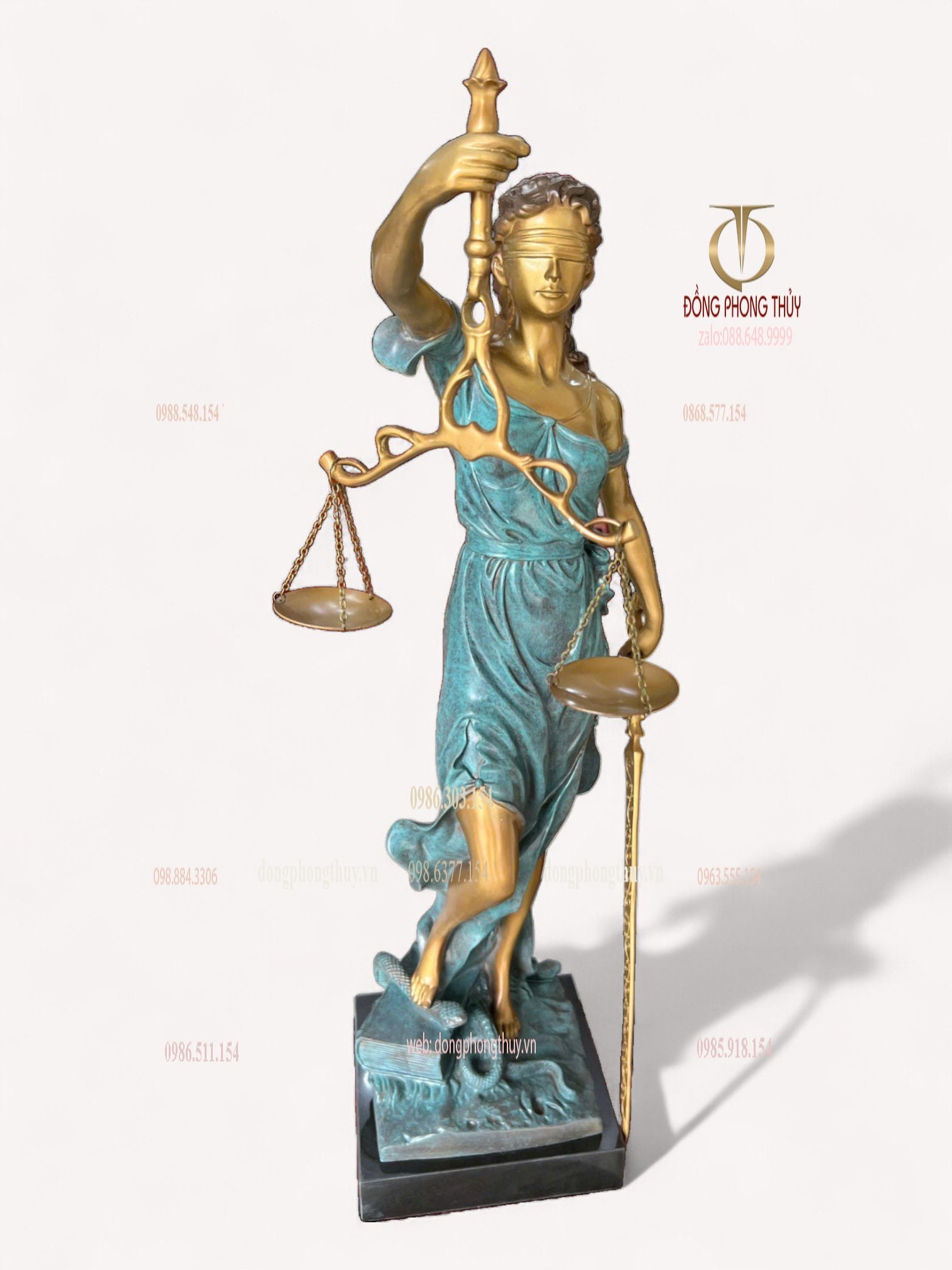 Tượng nữ thần công lý bằng đồng
