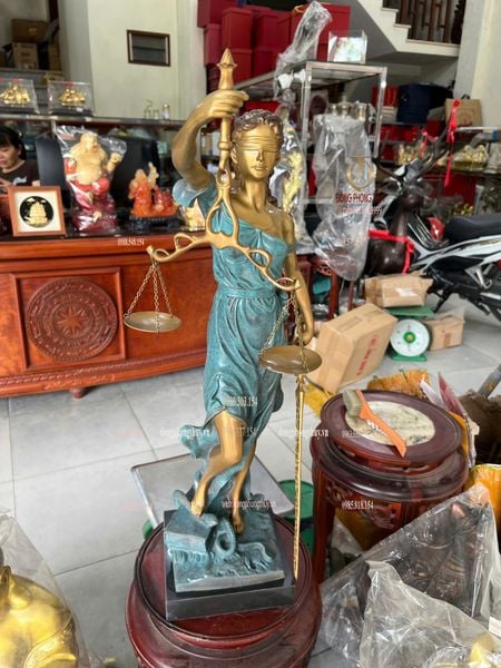 Tượng nữ thần công lý bằng đồng