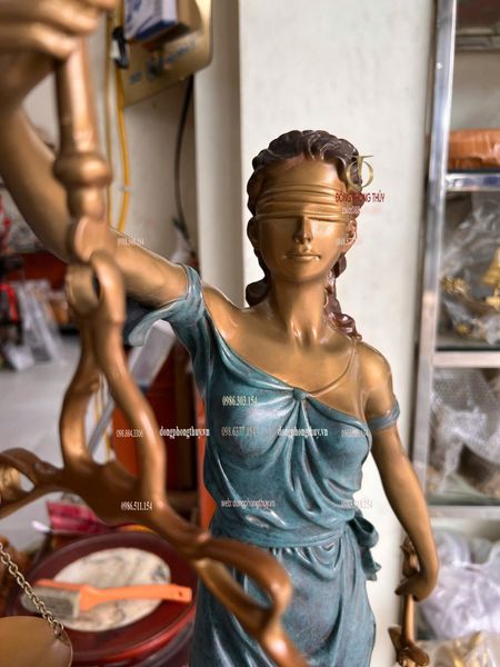 Tượng nữ thần công lý bằng đồng