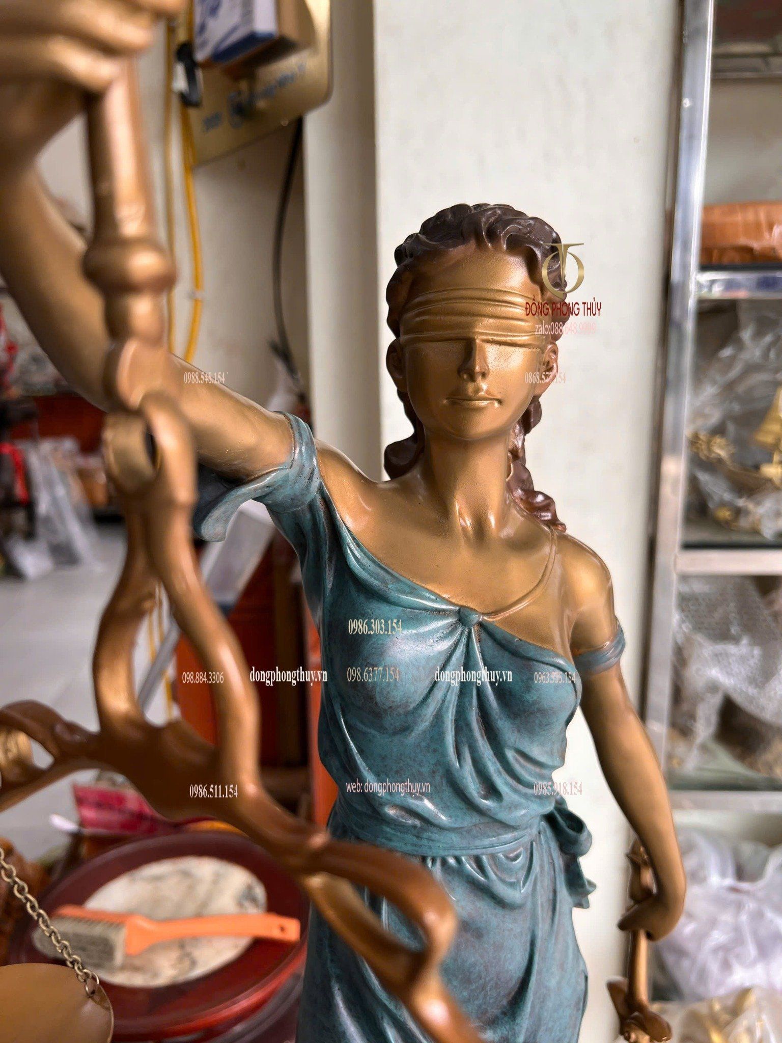 Tượng nữ thần công lý bằng đồng