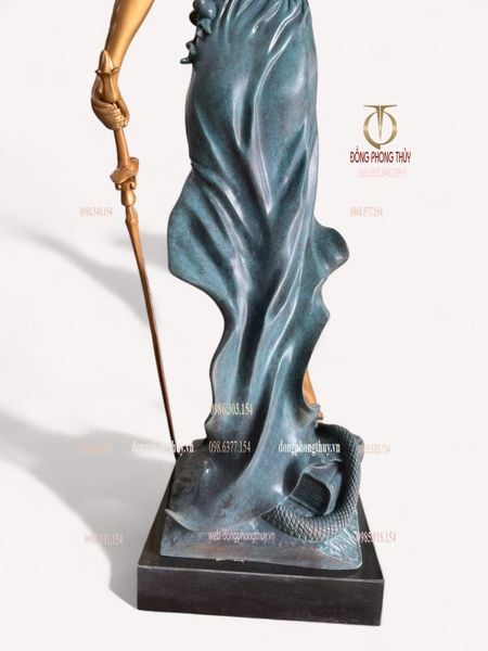 Tượng nữ thần công lý bằng đồng
