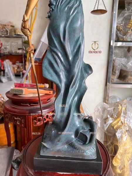 Tượng nữ thần công lý bằng đồng